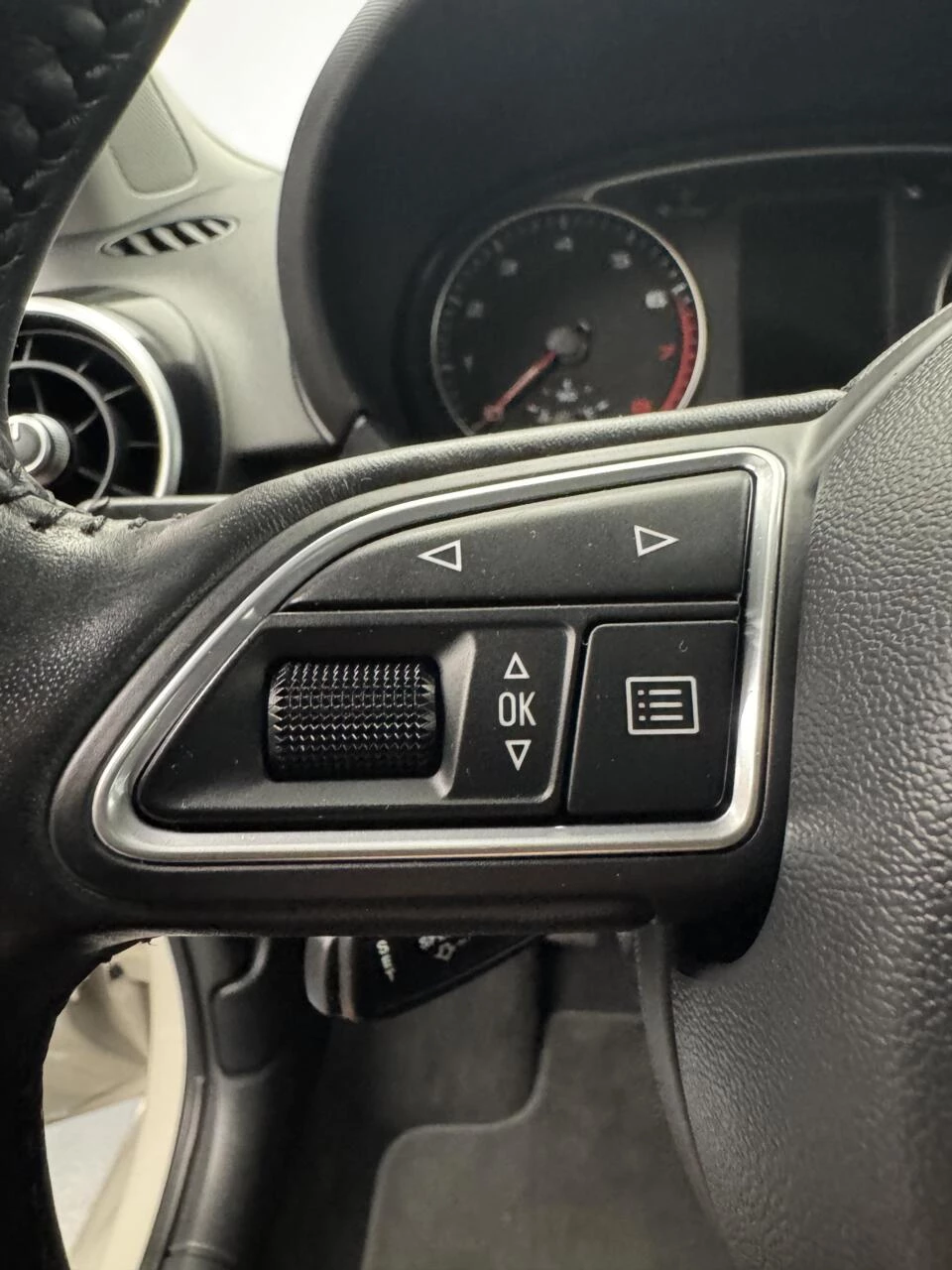 Hoofdafbeelding Audi 1.0 TFSi S-Line Airco-Navigatie-Cr.contr-Lm17''velgen