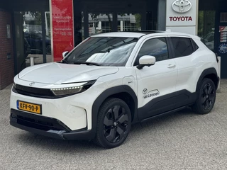 Hoofdafbeelding Toyota Urban Cruiser Toyota Urban Cruiser EXECUTIVE 61KWH PANODAK JBL-AUDIO 360°CAMERA 19"LM-VELGEN LED-PRISMA STOEL/STUURVERWARMING DIRECT LEVERBAAR!