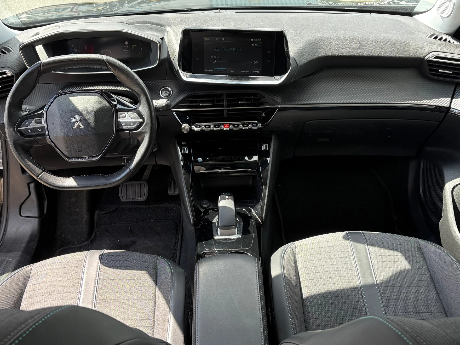 Hoofdafbeelding Peugeot e-2008