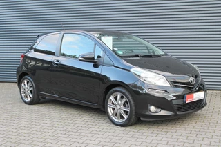 Hoofdafbeelding Toyota Yaris Toyota Yaris 1.3 VVT-i Comfort Sport Uitvoering. 3-Deurs NAVIGATIE