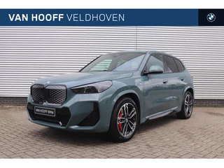 Hoofdafbeelding BMW iX1 BMW iX1 eDrive20 High Executive M Sport / Panoramadak / Trekhaak / Adaptieve LED / Comfort Access / Parking Assistant Plus / Head-Up / M Adaptief onderstel