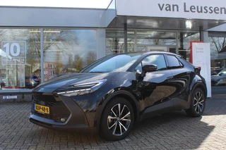 Hoofdafbeelding Toyota C-HR Toyota C-HR 1.8 HYBRID 140 FIRST-EDITION DODEHOEK DETECTIE KEYLESS STUUR&STOELVERW EL-A.KLEP LED DAB
