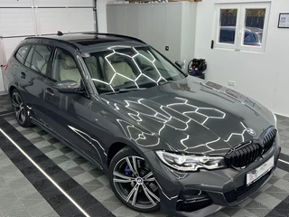BMW 3 Serie Touring 330i xDrive M-SPORT ** LED, BEIGE LEDER, PANORAMA, NAVI+, ACC, 19-INCH LMV ** 1e EIG - slechts 55.887km. ** ** INFORMEER OOK NAAR ONZE AANTREKKELIJKE FINANCIAL-LEASE TARIEVEN **