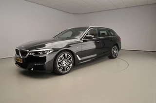 BMW 5 Serie Touring 520i M-Sportpakket | LED | Leder | HUD | Comfortzetels | Trekhaak | Chrome line | DAB | Hifi speakers | Alu 19 inch