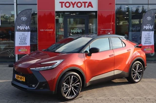 Hoofdafbeelding Toyota C-HR Toyota C-HR PLUG-IN HYBRID 220 EXECUTIVE NIEUW&DIRECT LEVERBAAR! ANDROID/APPLE AD-CRUISE JBL-AUDIO BLIND SPOT STOEL/ STUURVERWARM. 19" LM-VELGEN