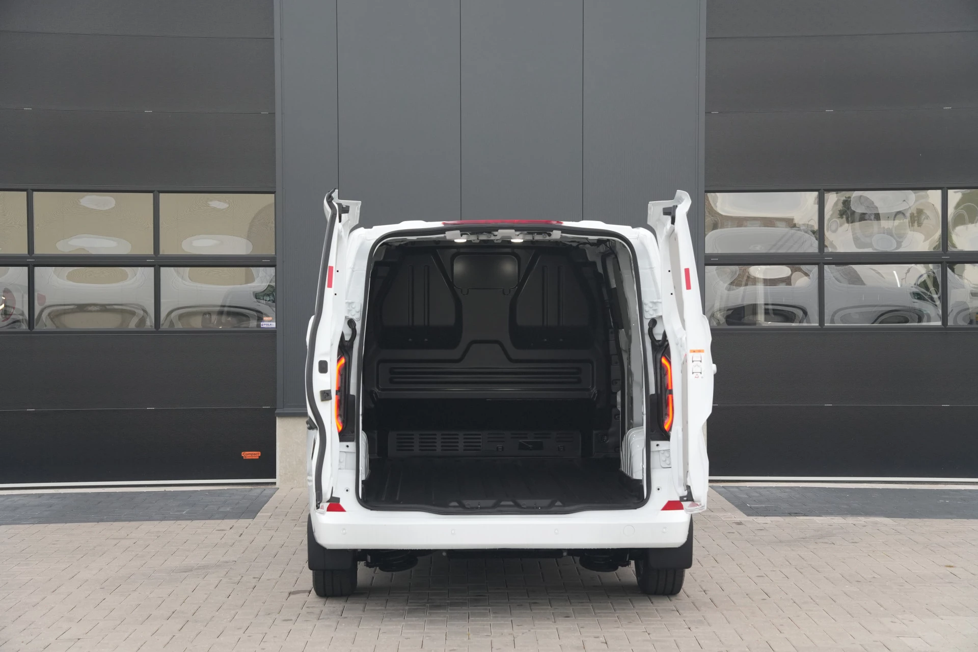 Hoofdafbeelding Ford E-Transit Custom