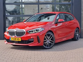 Hoofdafbeelding BMW 1 Serie BMW 1 Serie 118i High Executive | Navi | Sportinterieur | Stoelverw.| Head-up | Leder | M-Sport - Model 2020