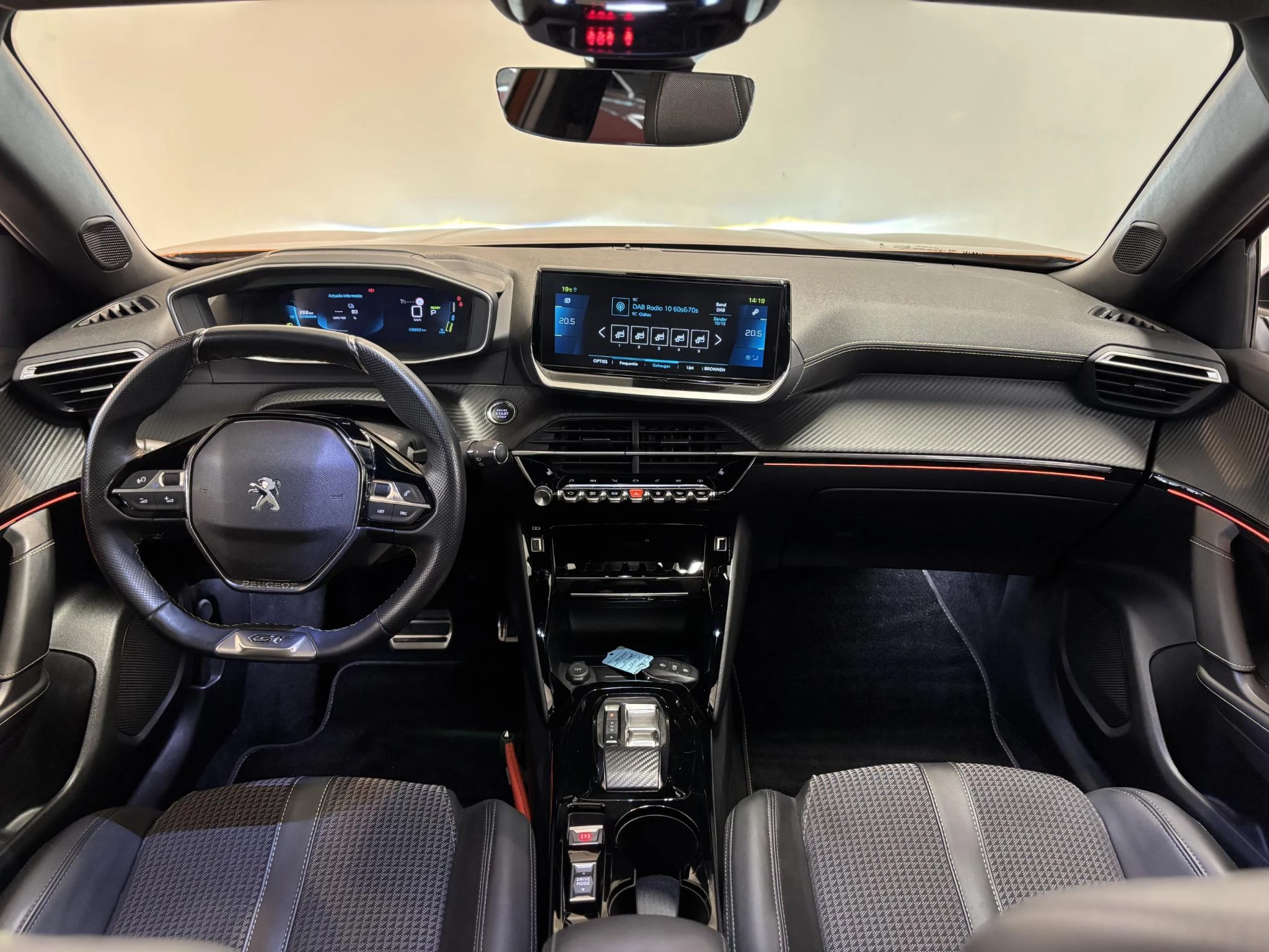 Hoofdafbeelding Peugeot e-2008