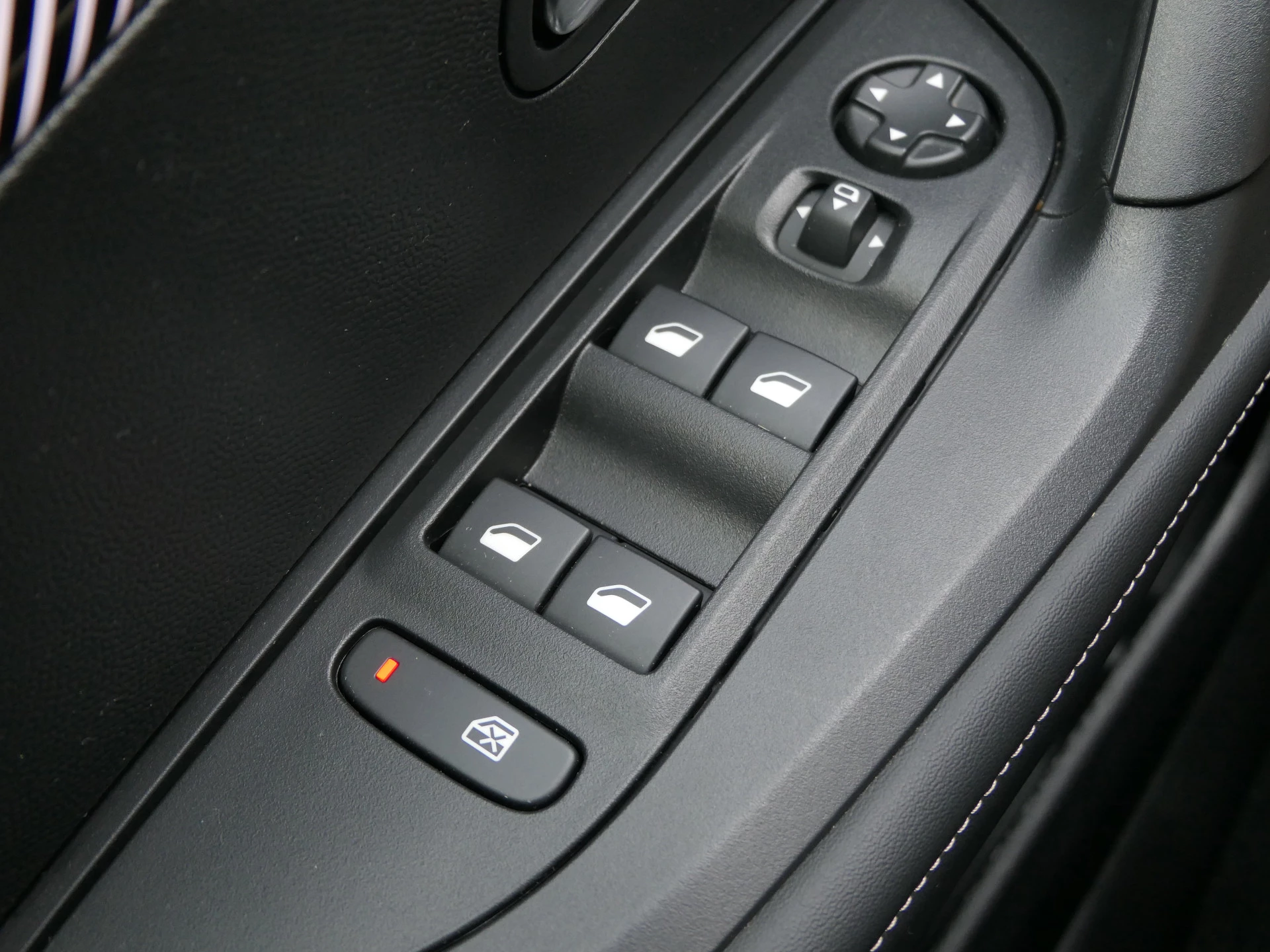 Hoofdafbeelding Peugeot e-2008