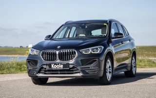 BMW X1 xDrive25e Executive BEIGE LEER / CAMERA / CARPLAY / HEAD UP DISPLAY / LED / CRUISE CONTROLE / STOELVERWARMING