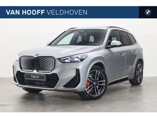 BMW iX1 eDrive20 M Sport / Trekhaak / Panoramadak / Sportstoelen /	Comfort Access / Head-Up / Harman-Kardon / Adaptieve LED / Parking Assistant Plus
