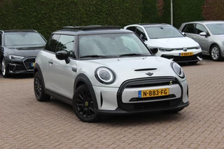 MINI Electric MINI Yours 33 kWh / SoH 95,3% / Panoramadak / Leder / Keyless / 17'' / CarPlay / Navigatie / Stuur+Stoelverwarming / Cruise Control / LED Koplampen