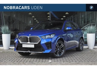 BMW iX2 eDrive20 M Sport / Panoramadak / Sportstoelen / Parking Assistant Plus / Adaptieve LED / Head-Up / M Adaptief onderstel