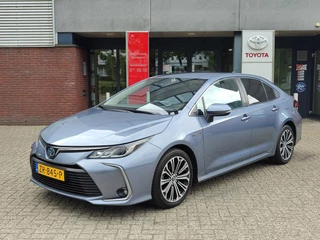 Hoofdafbeelding Toyota Corolla Toyota Corolla Sedan 1.8 HYBRID FIRST EDITION NL-AUTO 1E-EIG VOLLEDIG DEALERONDERHOUDEN APPLE/ANDROID NAVI AD-CRUISE CAMERA 17'' LM-VELGEN