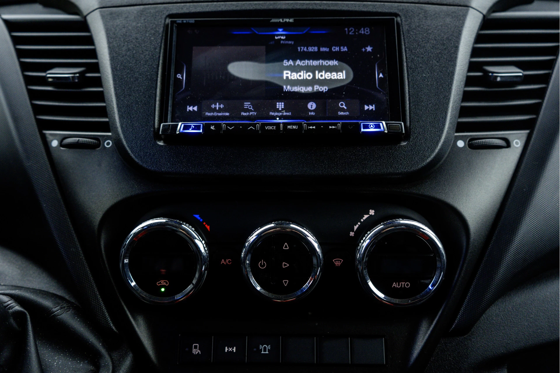 Hoofdafbeelding Iveco 50C18 3.0L | Bakwagen met laadklep | Climatic | Cruise | 180PK | 3.5T Trekgewicht | 2520KG Laadvermogen