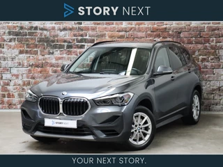 BMW X1 sDrive20i High Executive Automaat / Trekhaak / Head-Up Display / Achteruitrijcamera / Leder / Navigatie Plus / Cruise Control / Stoelverwarming / DAB / Parking Assistant / Hifi / LED Koplampen / Elektrische achterklep / Sportstoelen