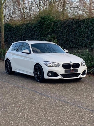 BMW 1-serie Edition M Sport Shadow Executive Trekhaak 18 inch 100% onderhouden LCI Black paneel cluster Automaat NEW APK Rijklaar