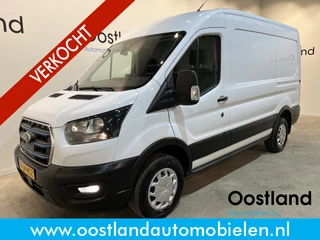 Hoofdafbeelding Ford E-Transit Ford E-Transit 350 L2H2 Trend 68 kWh / 100% Elektrisch !! / Airco / Cruise Control / CarPlay / Camera / Navigatie / 3-Zits / 6.500 KM !!