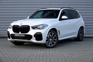 Hoofdafbeelding BMW X5 BMW X5 xDrive45e High Executive M-Sport | Pano | ACC | Luchtvering | Soft Close | HUD | H&K |