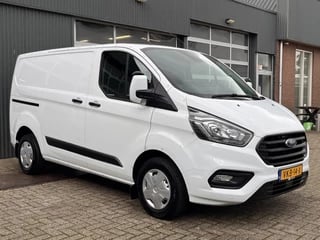 Ford Transit Custom 2.0 TDCI L1H1 Airco Cruise controle Trekhaak 2500kg trekgewicht 3-Persoons Kastinrichting Apple carplay Camera Parkeersensoren voor en achter Betimmering Euro 6