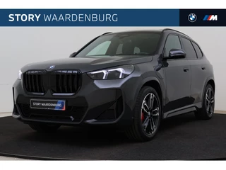 Hoofdafbeelding BMW X1 BMW X1 xDrive25e M Sport Automaat / Panoramadak / Trekhaak / Sportstoelen / M Adaptief onderstel / Comfort Access / Adaptieve LED / Stuurverwarming