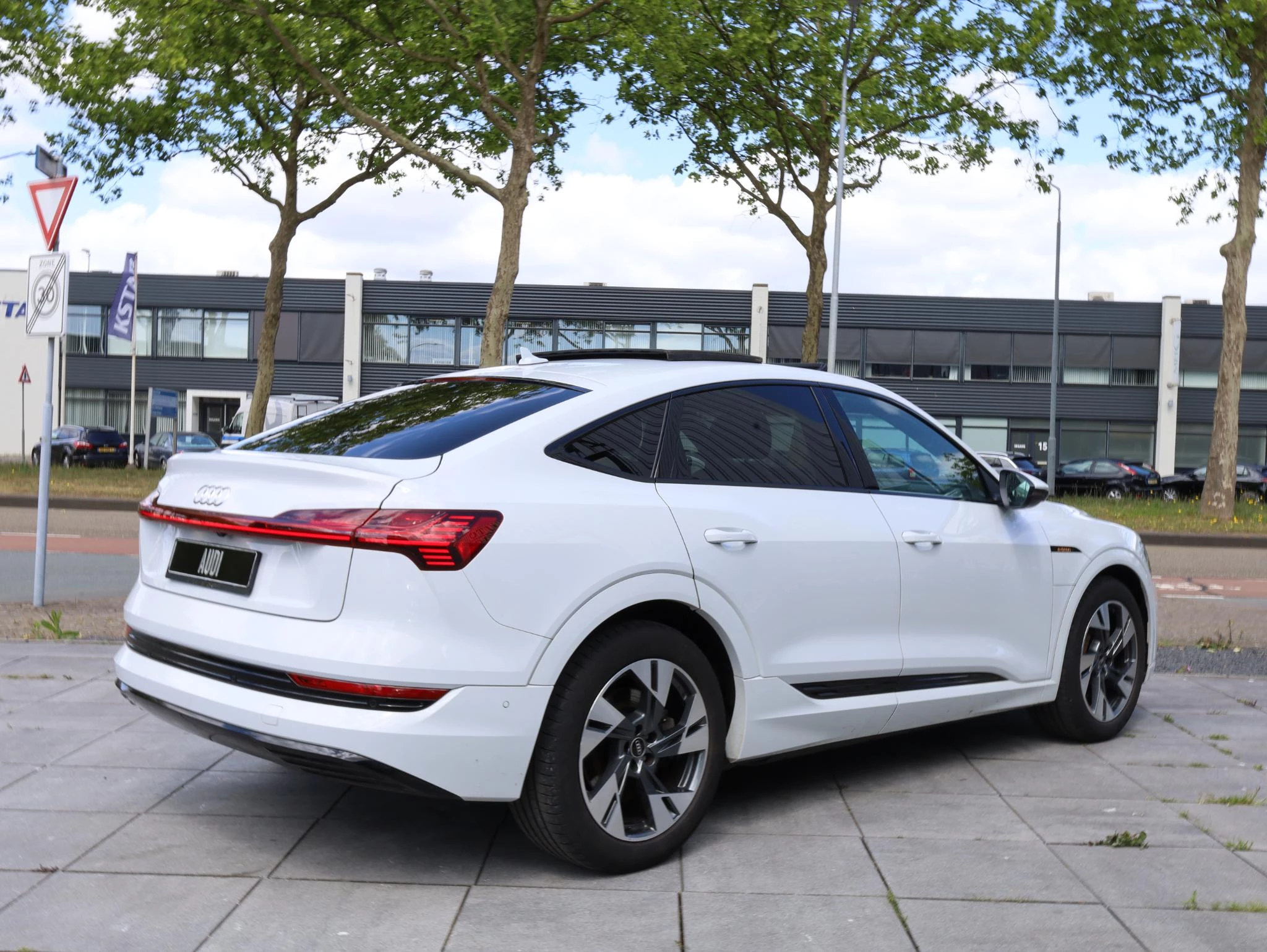 Hoofdafbeelding Audi e-tron