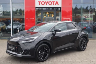 Hoofdafbeelding Toyota C-HR Toyota C-HR HYBRID 140 BLACK EDITION NIEUW&DIRECT LEVERBAAR!  JBL-AUDIO EL-STOEL+MEMORY 19"LMV BLIND-SPOT HUD ANDROID/APPLE AD-CRUISE PRIVACY-GLASS P-SENSOREN KEYLESS NL-AUTO