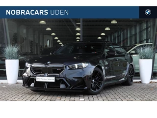 Hoofdafbeelding BMW M5 BMW M5 5 Serie Automaat / Panoramadak / M Multifunctionele voorstoelen / Stoelventilatie / Bowers & Wilkins / Comfort Access / Adaptieve LED / Parking Assistant Plus / Stuurverwarming