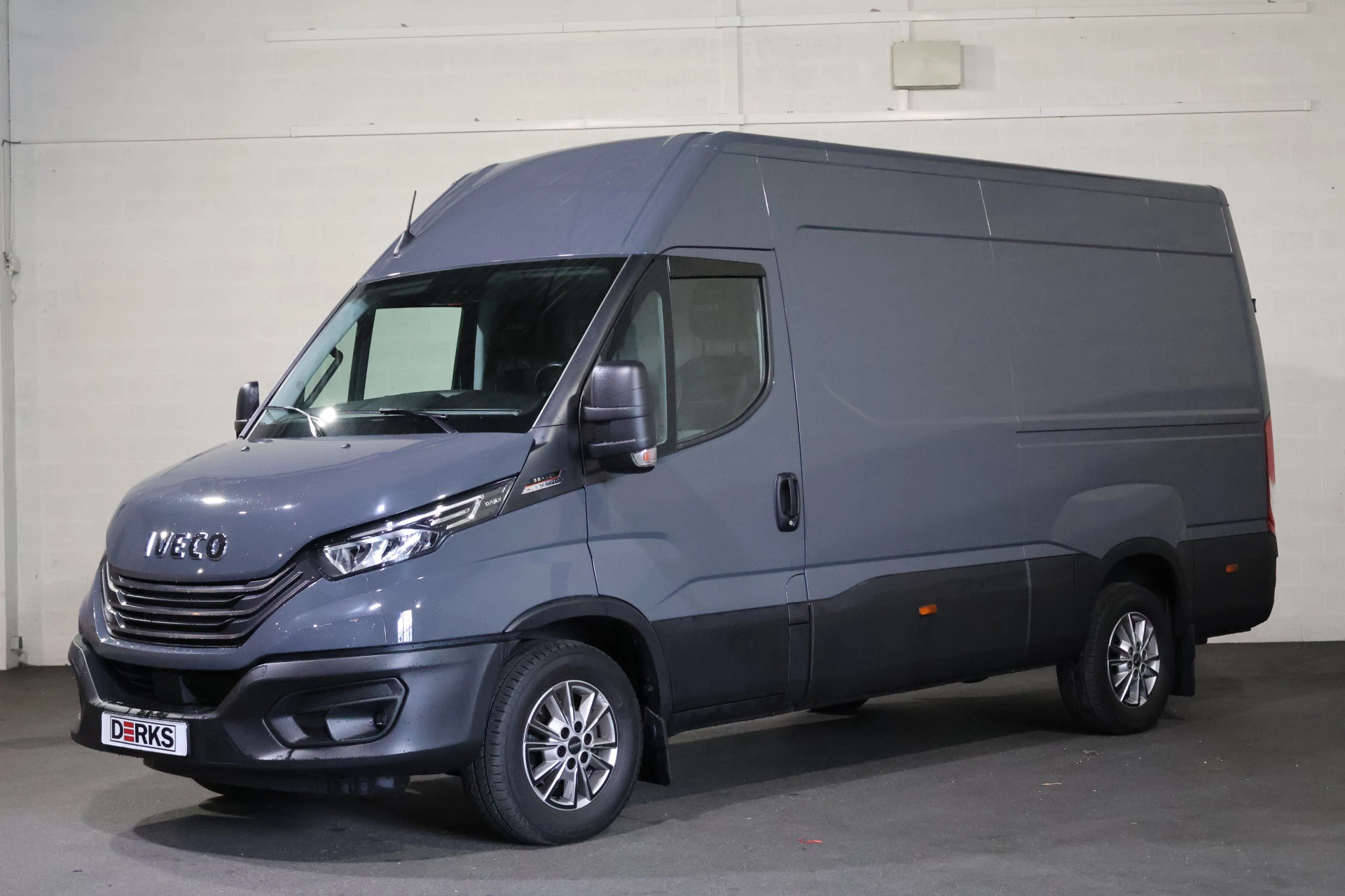 Hoofdafbeelding Iveco 35S18 L2 H2 Automaat Airco Navigatie 3.5T Trekhaak