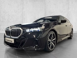 BMW 5 Serie Touring 520dA M-SPORT ** LED, NAVi+, HuD, PANORAMA, 20-inch LMV, DRIV. ASS+ ** 1e EIG - Ex BMW AG - UNFALLFREI ** ** INFORMEER OOK NAAR ONZE AANTREKKELIJKE FINANCIAL-LEASE TARIEVEN **