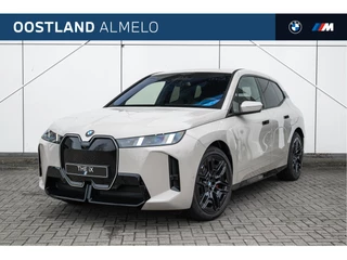 BMW iX xDrive45 M Sport / Trekhaak / M Multifunctionele Stoelen / Parking Assistant Professional / Soft-Close / Adaptieve LED / Active Steering
