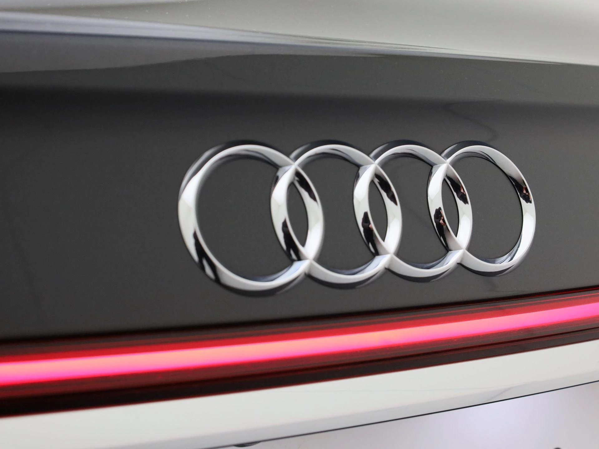 Hoofdafbeelding Audi A8