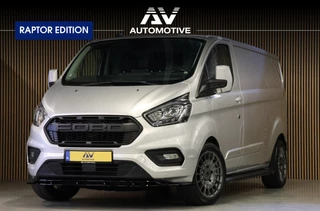 Ford Transit Custom 300 2.0 TDCI L2H1 Raptor Edition | CarPlay | Navigatie | Camera | Stoelverwarming | Dodehoek detector | DAB | 3-Zitter | Dealer onderhouden | Nieuwe APK