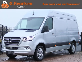 Hoofdafbeelding Mercedes-Benz Sprinter Mercedes-Benz Sprinter 317CDI 170PK 9G-Tronic L2H2 3500KG Trekhaak, 360 Camera, Distronic, Geveerde stoel, 2 Jaar Mercedes Garantie, Mooie en nette bus!