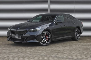 BMW i5 eDrive40 M Sport / Panoramadak / Achteruitrijcamera / Adaptieve LED / Comfort Access / Stoelventilatie / Stuurverwarming