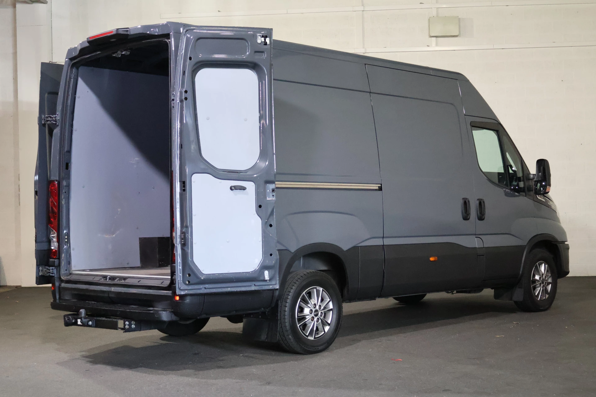 Hoofdafbeelding Iveco 35S18 L2 H2 Automaat Airco Navigatie 3.5T Trekhaak