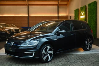 Hoofdafbeelding Volkswagen e-Golf Volkswagen E-Golf - 35,8kwh - Leer - Keyless Entry - Stoelverwarming - Warmtepomp - Adaptive Cruise Control - LED Achterlichten -