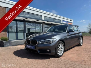 Hoofdafbeelding BMW 1 Serie BMW 118i High Executive Navigatie Leder Camera PDC Ned. auto