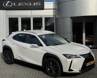 Hoofdafbeelding Lexus UX Lexus UX 250h Luxury Line LEDER STOELVERW CAMERA NAVI KEYLESS DODEHOEKDETECTIE PARK-SENSOREN APPLE/ANDROID