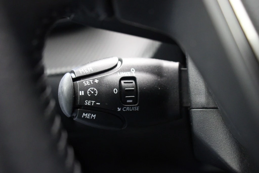 Hoofdafbeelding Peugeot e-2008
