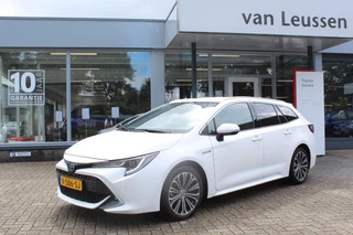 Hoofdafbeelding Toyota Corolla Touring Sports Toyota Corolla Touring Sports 1.8 HYBRID EXECUTIVE HEAD-UP NAVI STOELVERW KEYLESS APPLE/ANDROID PARK-SENSOREN DRAADLOOS-LADEN BLIND-SPOT 17"LMV ELEK-ACHTERKLEP SPORTSTOELEN LENDENSTEUN