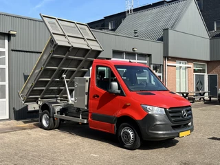 Hoofdafbeelding Mercedes-Benz Sprinter Mercedes-Benz Sprinter 514 2.2 CDI Kipper Airco Trekhaak 3500kg trekgewicht Telefoonverbinding 3-Persoons Gereedschapskist Kieper Open laadbak Bpm vrij voor particulier gebruik!!