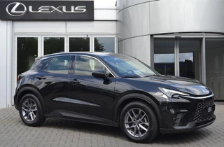 Hoofdafbeelding Lexus LBX Lexus LBX 2WD STOELVERW STUURVERW PARK-SENSOR BLIND-SPOT CARPLAY LENDESTEUN