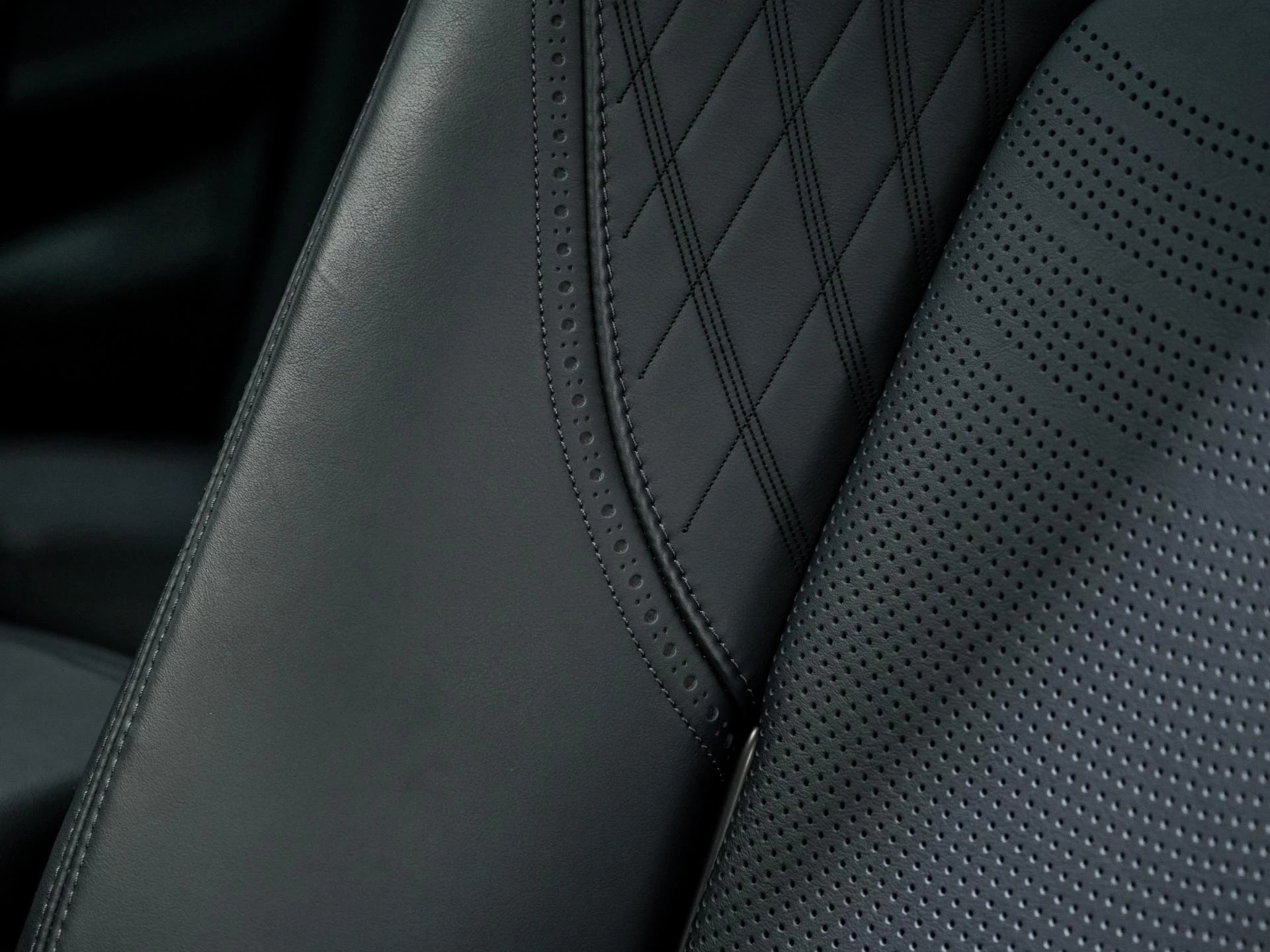 Hoofdafbeelding Aston Martin DBX