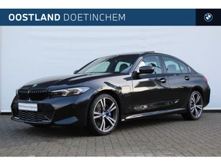 Hoofdafbeelding BMW 3 Serie BMW 3 Serie 320e High Executive M Sport Automaat / Schuif-kanteldak / Trekhaak / Sportstoelen / Comfort Access / Adaptieve LED / Live Cockpit Professional