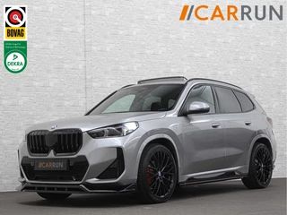 BMW X1 18i M-Sport Performance-Pack | Panorama | Sportstoelen | Carbon | Keyless-Entry | Sfeerverlichting | Achteruitrij-Camera | 5x op voorraad | Carplay | Full-LED | Black-Optic | Getint Glas | Stoelverwarming | Draadloos Laden |