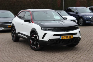 Opel Mokka-e Electric Ultimate 50 kWh / SoH 94,2% / Trekhaak / Camera / CarPlay / Keyless / LED Koplampen / 17'' / Navigatie / DAB / Dodehoek / Cruise Control Adaptief / Warmtepomp