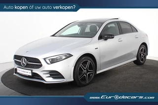 Hoofdafbeelding Mercedes-Benz A-Klasse Mercedes-Benz A-Klasse 250 e AMG Line *1ste Eigenaar*Panoramadak*Full Options*