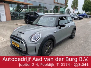 Hoofdafbeelding MINI Electric Mini Electric  nu nog -/- € 2.000,- subsidie tot 31-12-2024 kostprijs auto  € 19.950 ,- incl btw / € 16.500 ex btw  Camden Edition Automaat 33 kWh  circa 200 km rijbereik , Climaat Controle , Navigatie , Snel laden geschikt , Velgen , Led verlichting ,