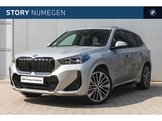 BMW iX1 xDrive30 High Executive M Sport / Panoramadak / Trekhaak / Sportstoelen /  M Adaptief onderstel / Adaptieve LED / Comfort Access / Head-Up / Stoelverwarming / Harman-Kardon